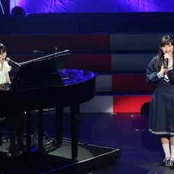 AKB48渡辺麻友（右）、乃木坂46生田絵梨花（左）とサプライズ共演（C）AKS