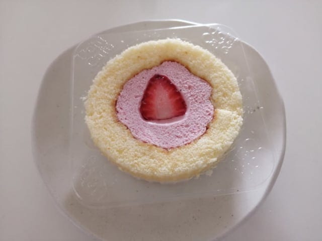 《ローソン》いちごロールケーキ皿の上