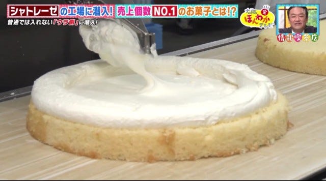 たっぷり生クリームを塗る