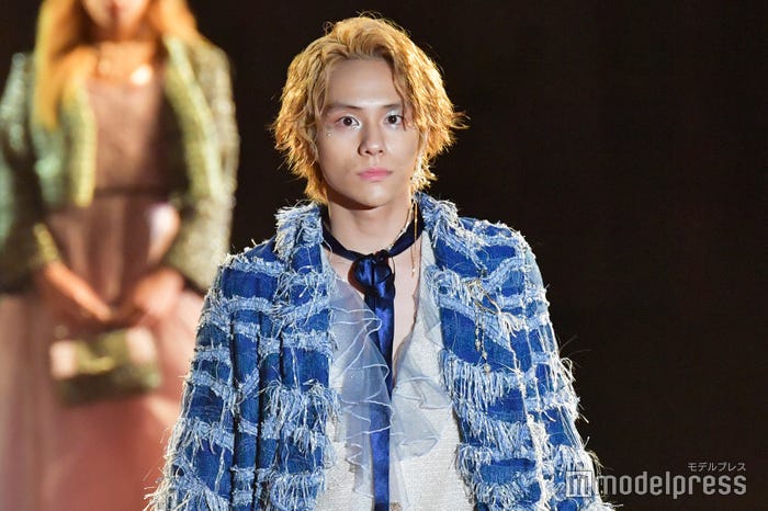 金髪の山下幸輝(C)モデルプレス