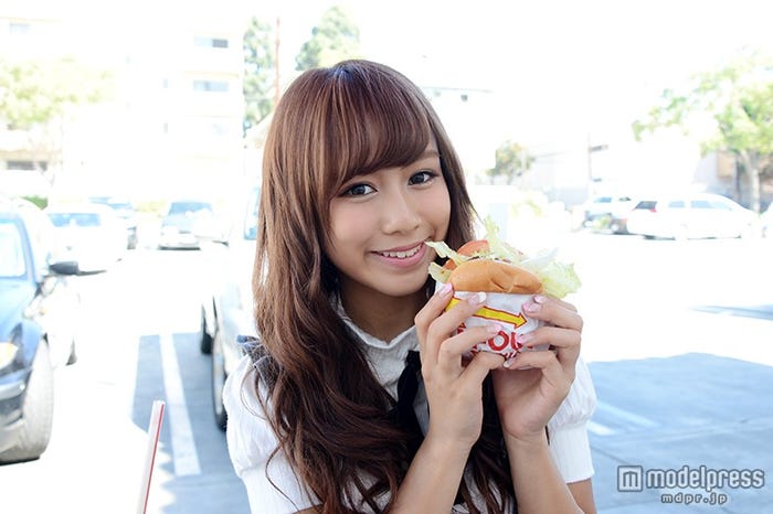 ハンバーガーを試食するちさみぽ