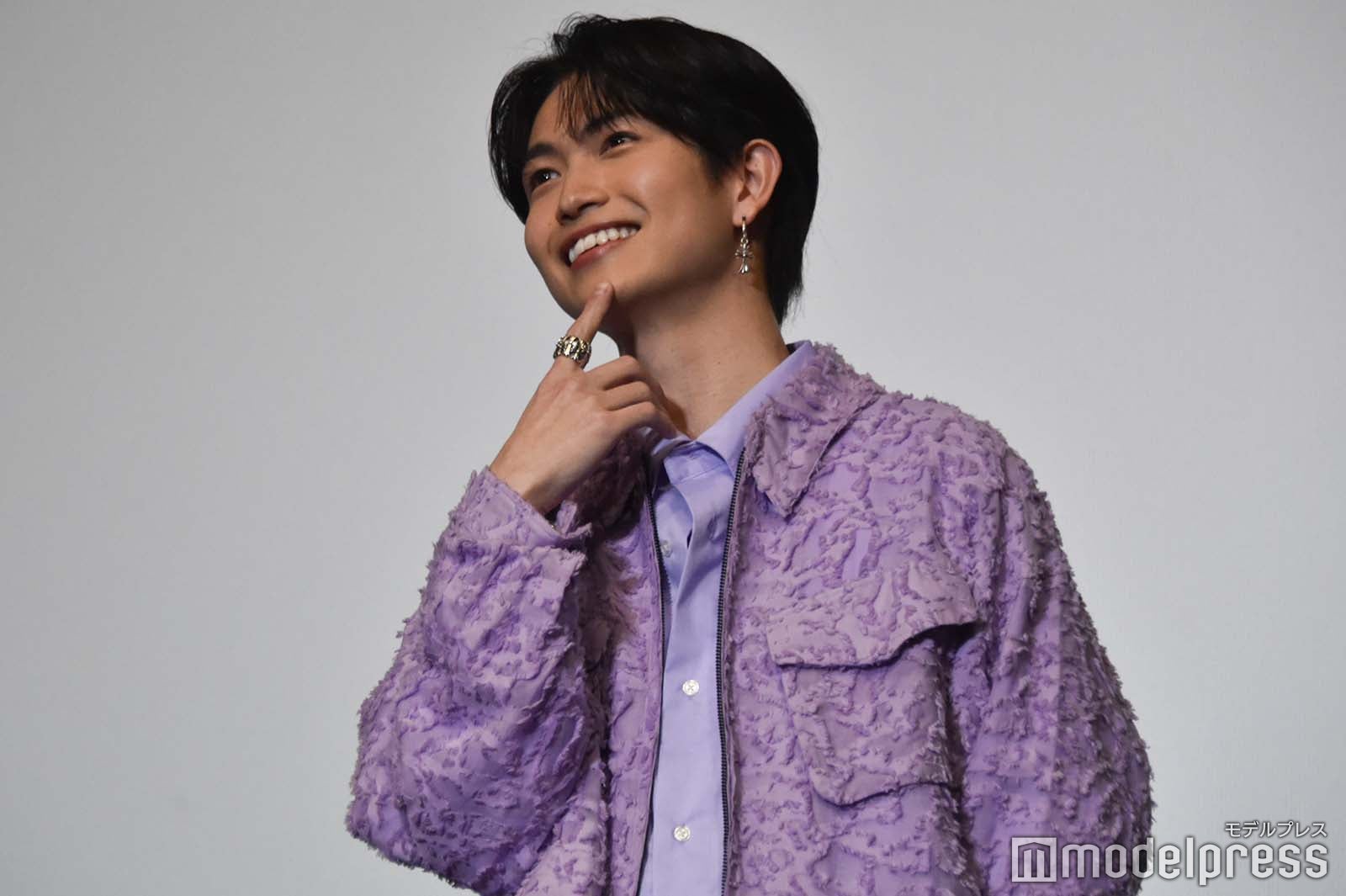 投げキス前の綱啓永（C）モデルプレス