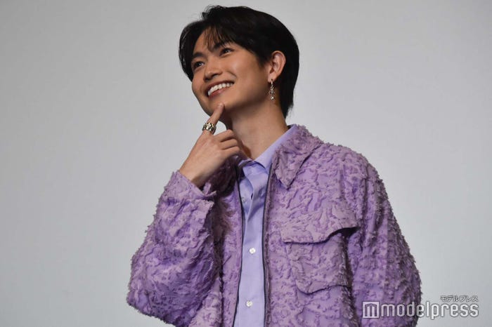 投げキス前の綱啓永(C)モデルプレス
