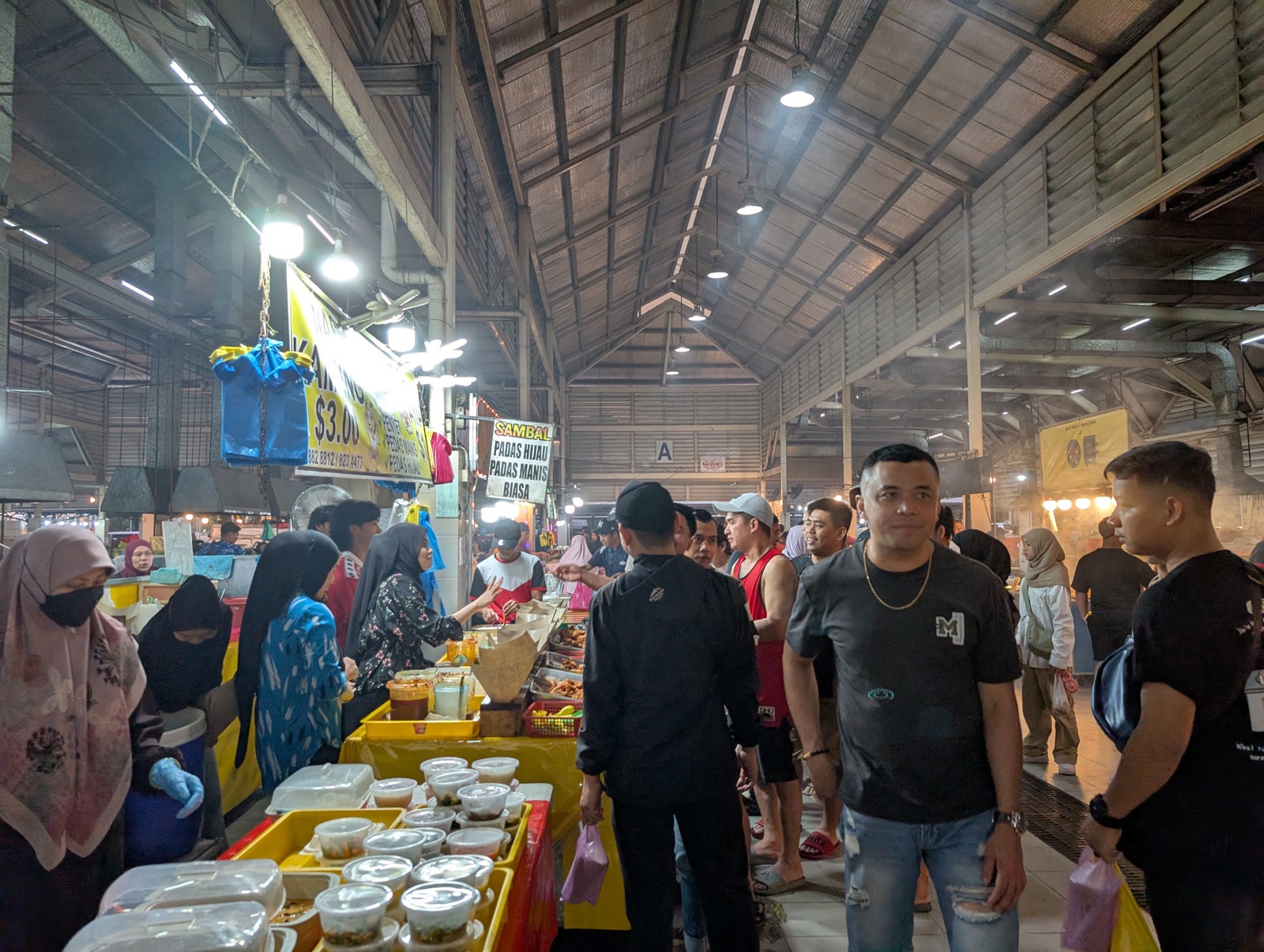 ガドン地区のナイトマーケット