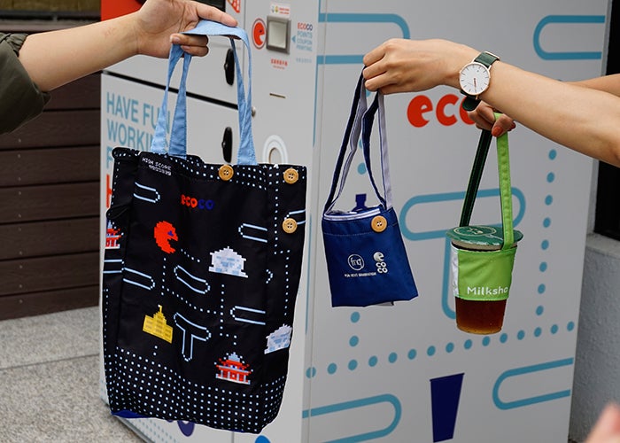 ECOCOでリサイクルし作ったバッグ・ドリンクホルダー／画像提供：MILKSHOP JAPAN株式会社