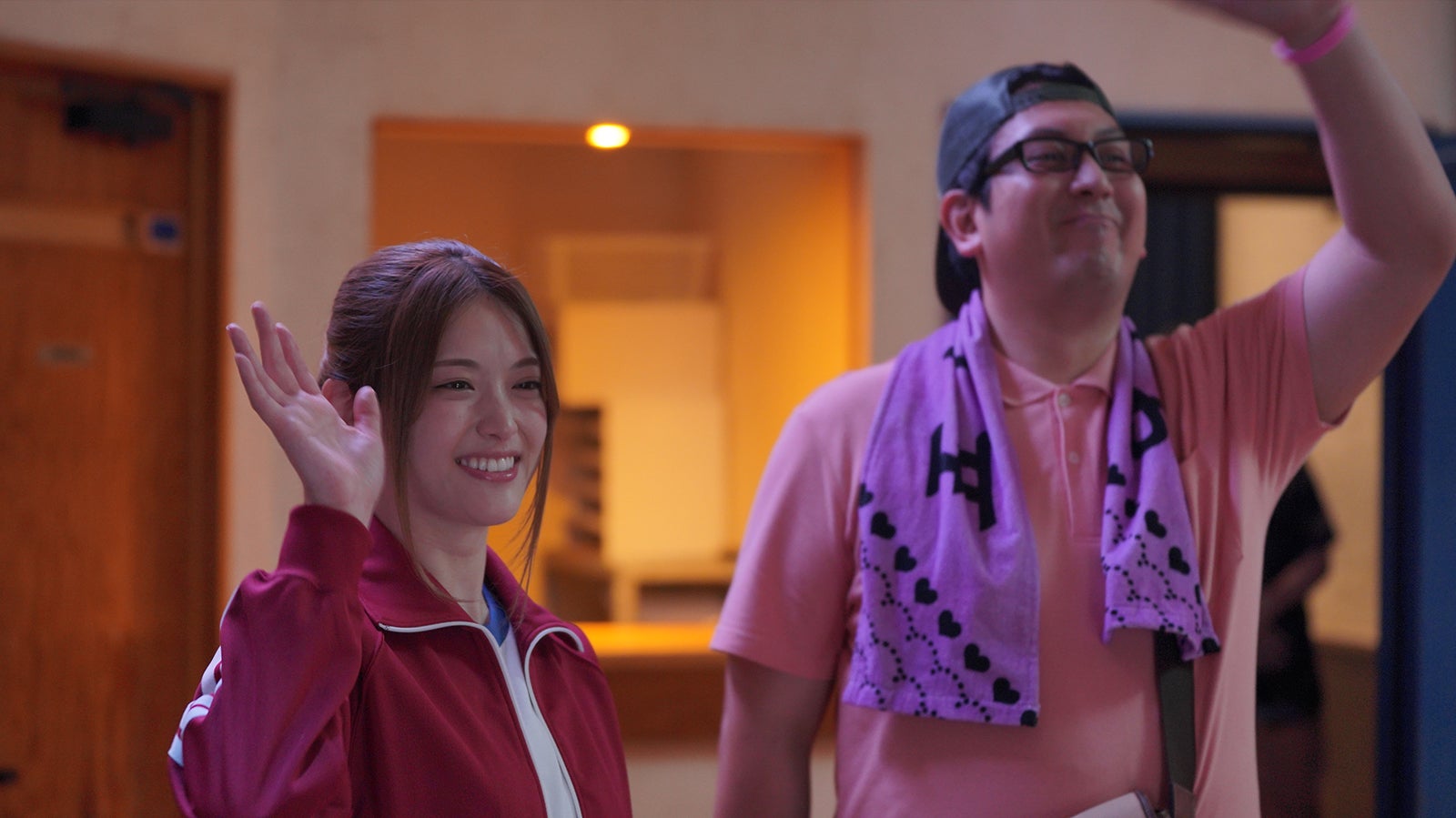 松村沙友理、ジャンボたかお／「推しが武道館いってくれたら死ぬ」第3話より（C）ABCテレビ