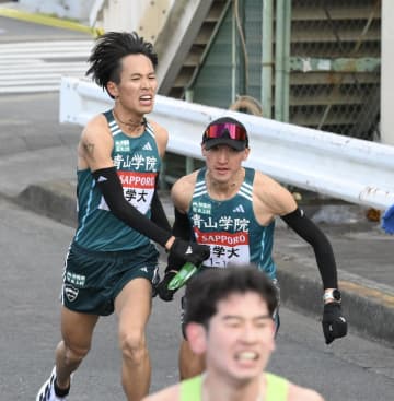 波乱の1区 3連覇狙う青学大が16位衝撃の出遅れ 当日変更投入の小河原が大誤算 15キロ過ぎには第2集団からも遅れる 首位国学院大から1分19秒差