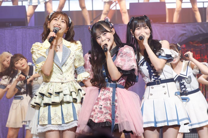 松岡はな、村川緋杏、今村麻莉愛「松岡はな卒業コンサート~はなって!はなって!最高かよ!~」(C)Mercury