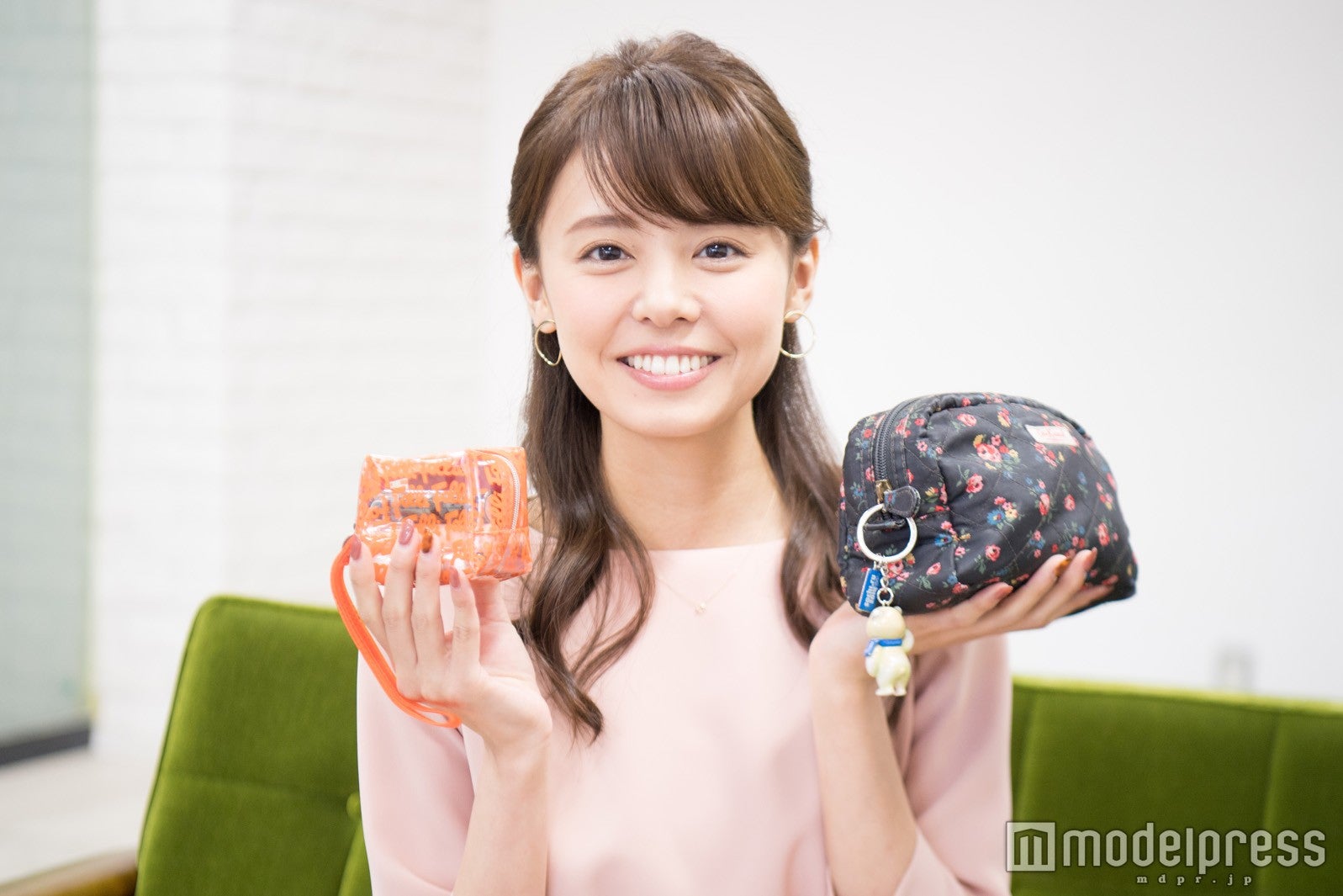 私物のメイクポーチを見せてくれました！（C）モデルプレス