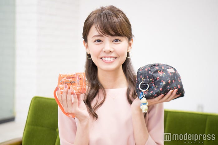 私物のメイクポーチを見せてくれました!(C)モデルプレス