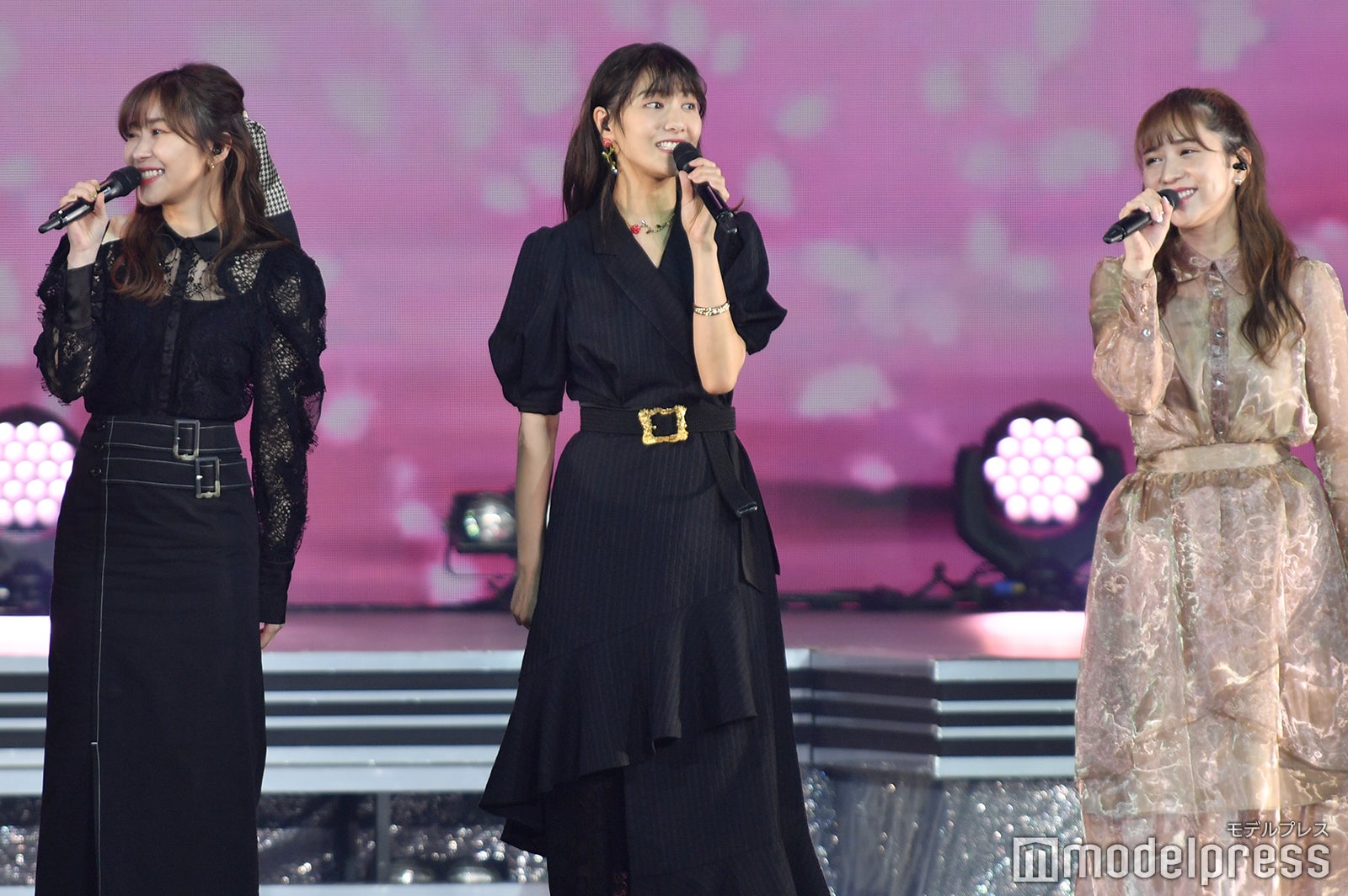 指原莉乃、宮澤佐江、河西智美「峯岸みなみ卒業コンサート～桜の咲かない春はない～」（C）モデルプレス