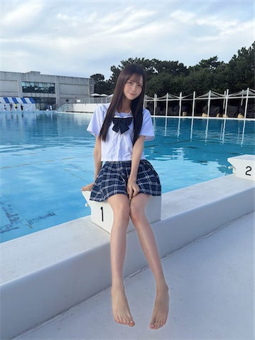 26歳アイドル、現役JK顔負けの"制服姿"で美脚披露「まだ似合うのも凄いなぁ」