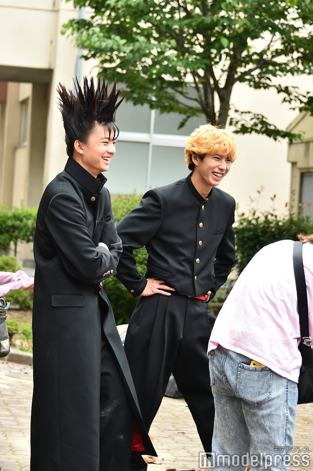 談笑する賀来賢人、伊藤健太郎（C）モデルプレス