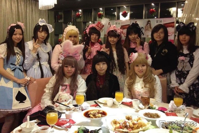 上海のロリータファンと青木美沙子（上段中央）