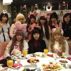 上海のロリータファンと青木美沙子(上段中央)