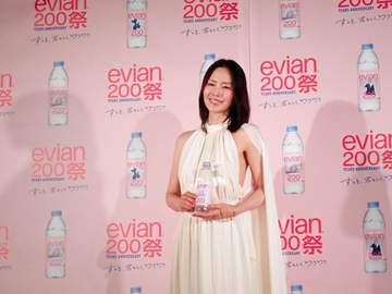 中谷美紀 水の精をイメージした美白ドレスで魅了 MC絶賛「女神が降臨した」