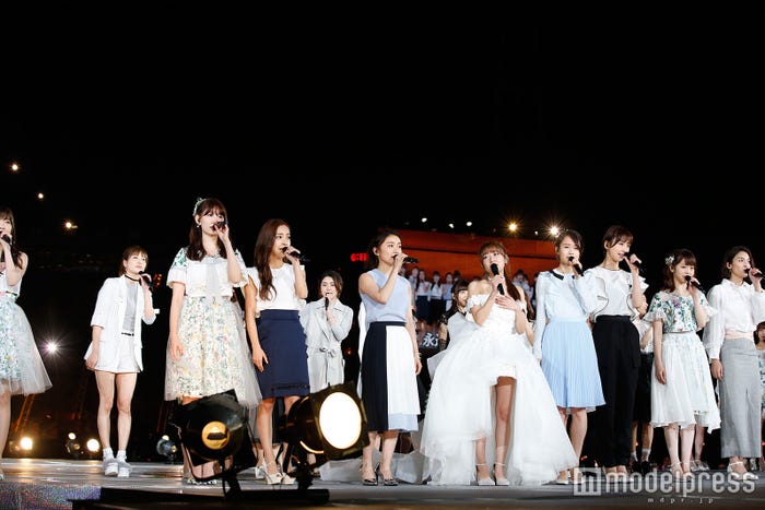 「桜の木になろう」小嶋陽菜、板野友美、大島優子、高橋みなみ、前田敦子、篠田麻里子、峯岸みなみ、秋元才加(C)AKS