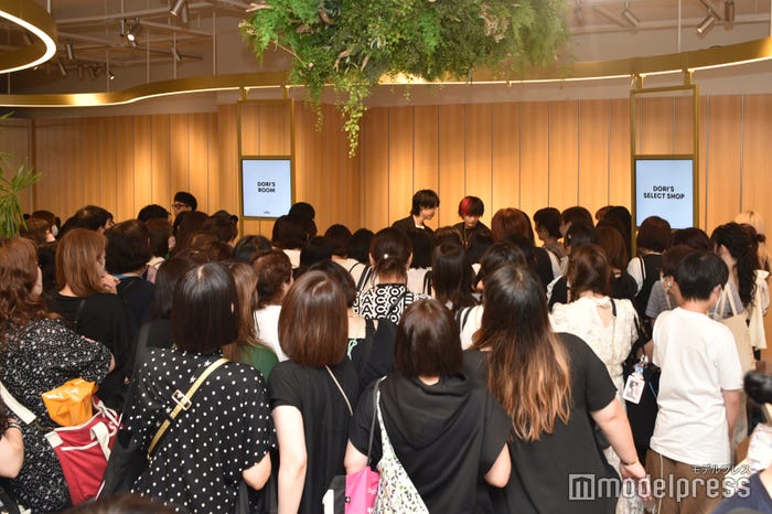 桜田通本人がPOPUPにサプライズ来店(C)モデルプレス