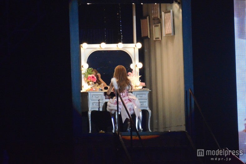 公開ヘアチェンジをする板野友美