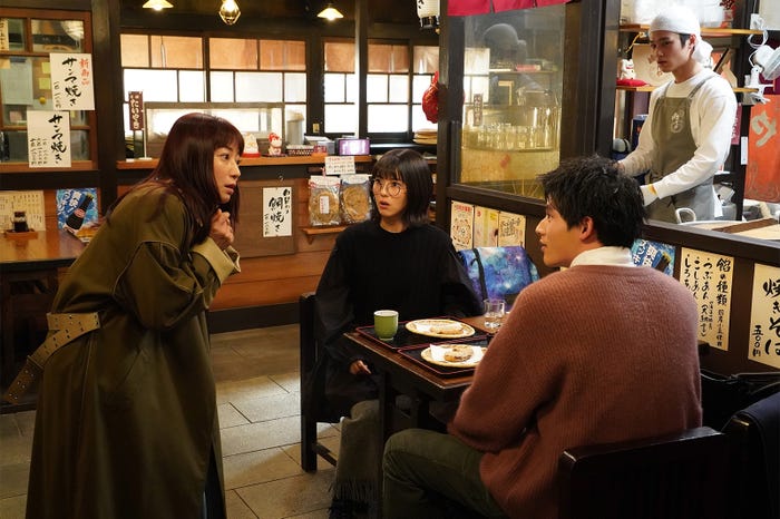 菅野美穂、浜辺美波、岡田健史「ウチの娘は、彼氏が出来ない!!」第4話より(C)日本テレビ