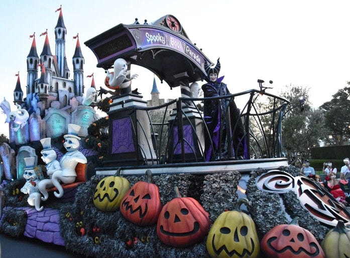 ミッキーマウスがのっていたフロートには“マレフィセント”です