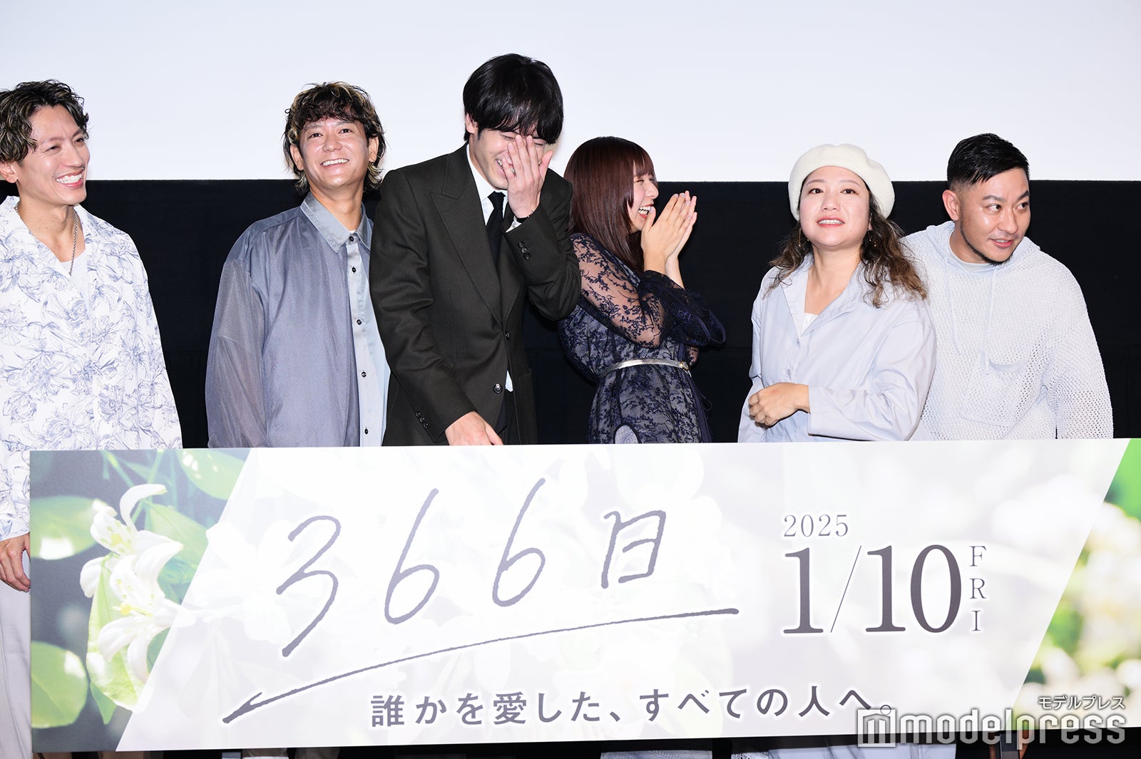 （左から）許田信介、新里英之、赤楚衛二、上白石萌歌、仲宗根泉、名嘉俊（C）モデルプレス