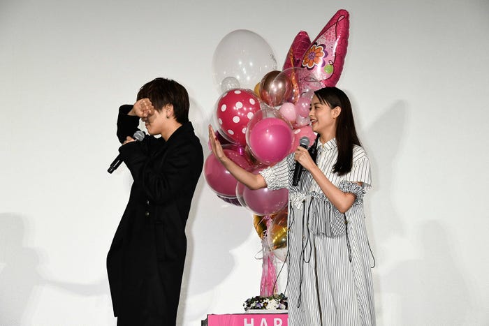 岩田剛典、騙された!山本美月がまさかのサプライズ登場(C)2018映画「去年の冬、きみと別れ」製作委員会