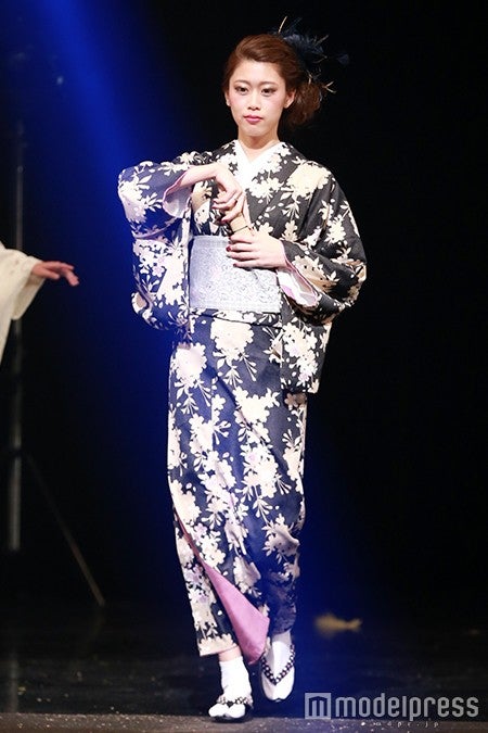 着物レンタル京小町ステージの様子