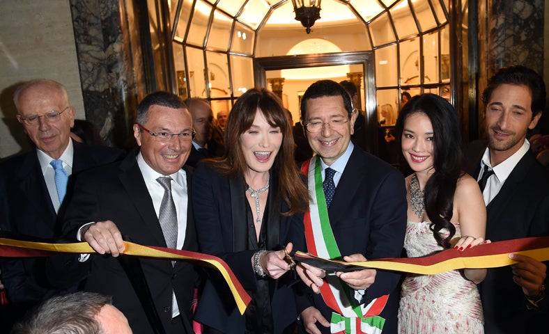 グランドオープンの幕開けとなるリボンカッティング