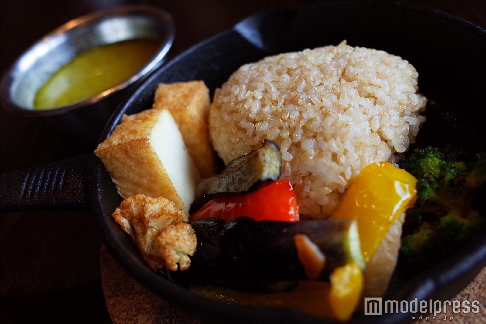 たっぷり野菜と焼きおにぎりのタイカレー￥ 1,000（C）モデルプレス