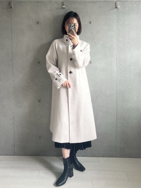 襟を立てて着用するGUコート