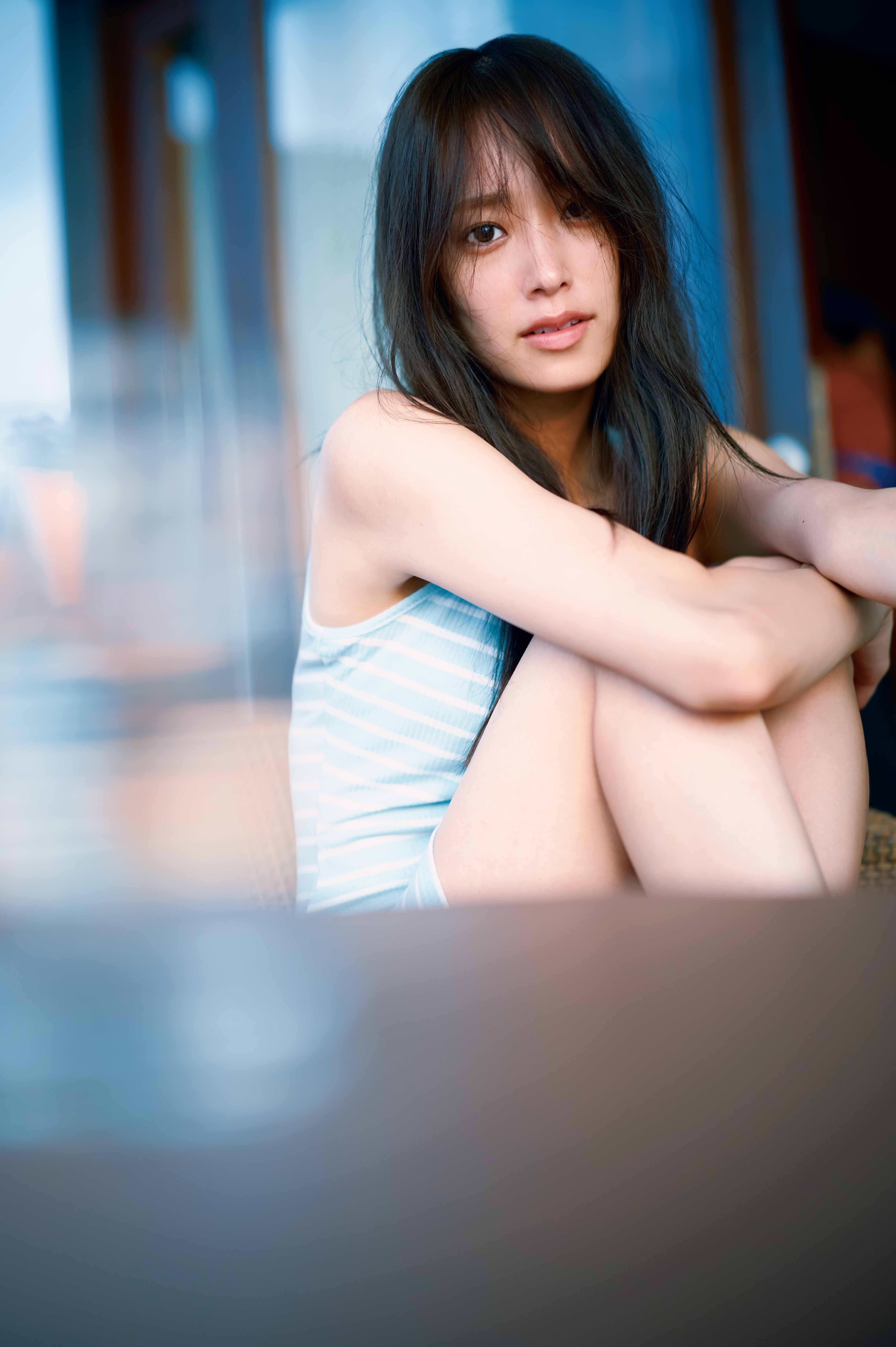 日向坂46佐々木久美、歴代衣装に愛溢れる 1st写真集先行カット第