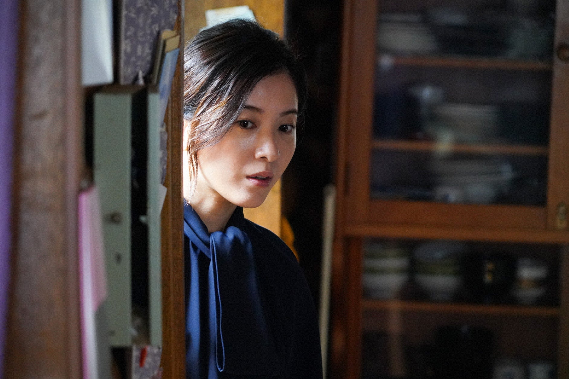 柔らかい素材のブラウス（C）日本テレビ