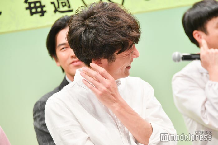 照れて両耳触っていました。/高橋一生 (C)モデルプレス