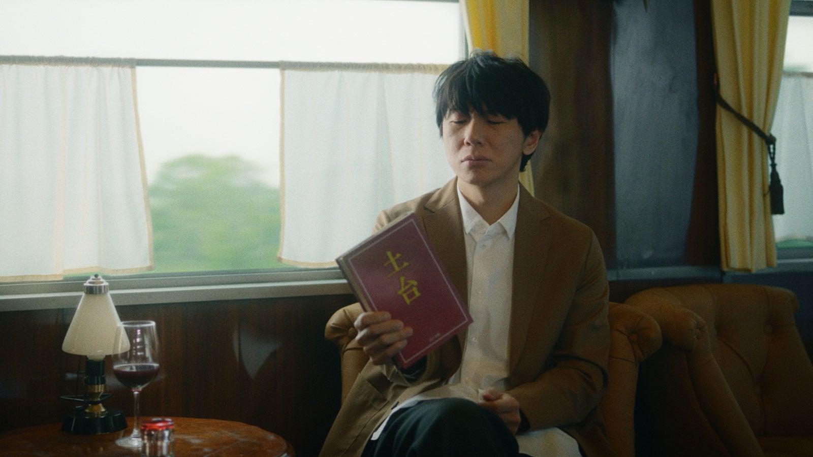 古市憲寿／新テレビCM「列車のふたり セラミド」篇より（提供写真）