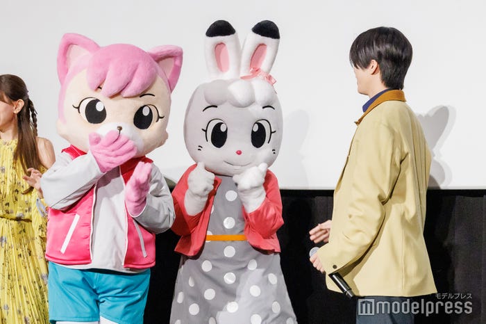 にゃっきい&みみりんと対面する木全翔也(C)モデルプレス