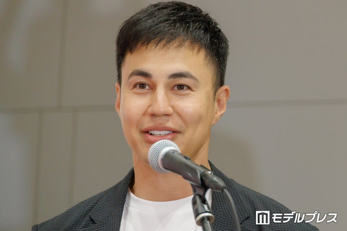 ユージ、3000万超え高級車“マイバッハ”の納車報告「凄すぎ」「かっこいい車内」と反響