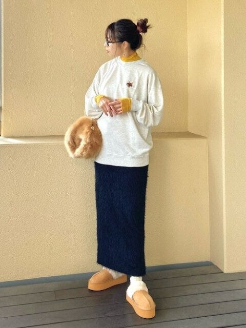 大人のスウェットとスカートのコーデ