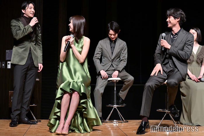 前田公輝の話には苦笑する岡崎紗絵、福士蒼汰ら(C)モデルプレス