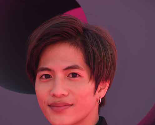 志尊淳、主演ドラマ快挙で初カンヌ ピンクカーペットに降り立つ<潤一>