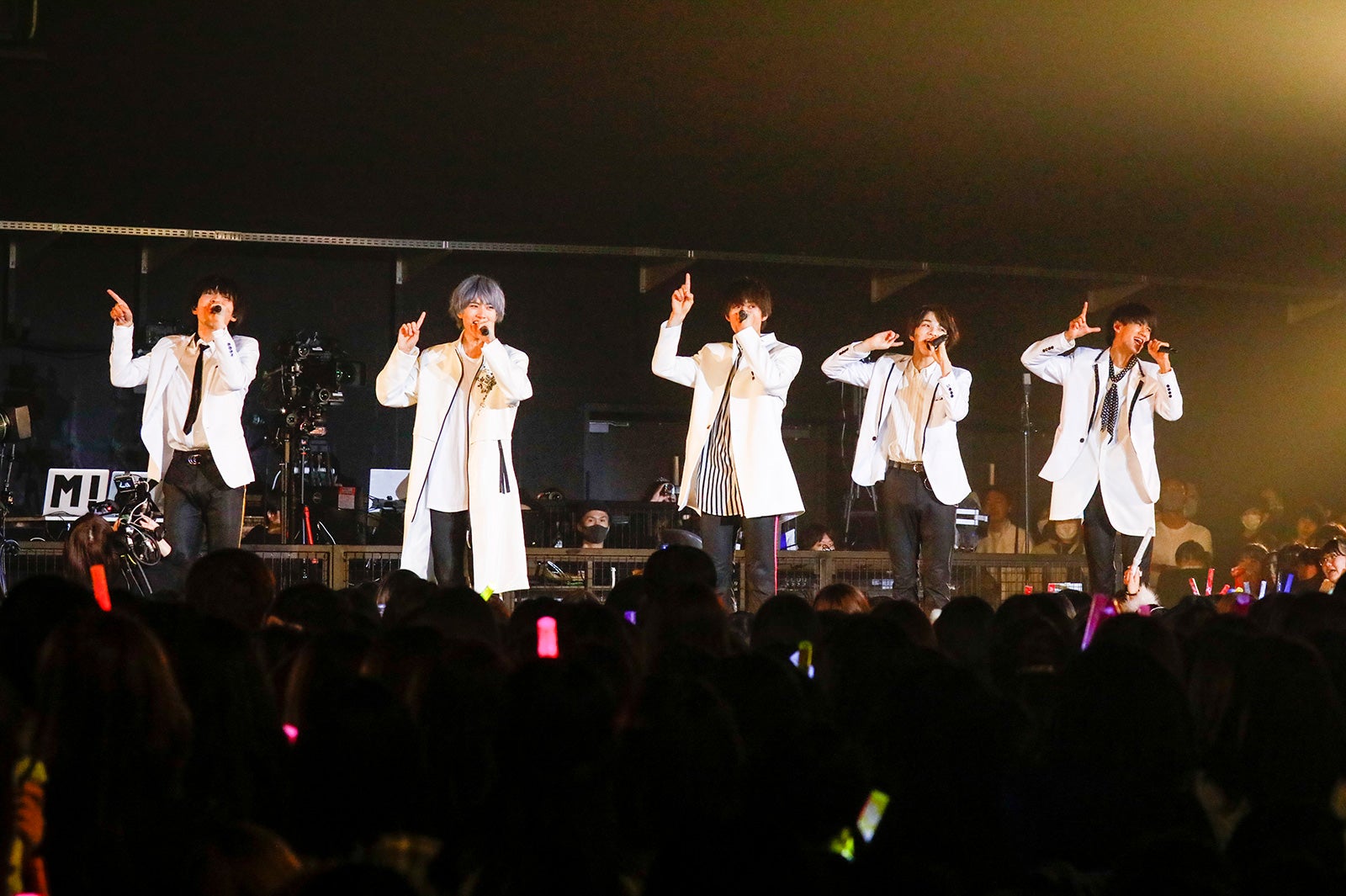 M!LK『7人7色～Winding Road～』（C）笹森健一、小坂茂雄