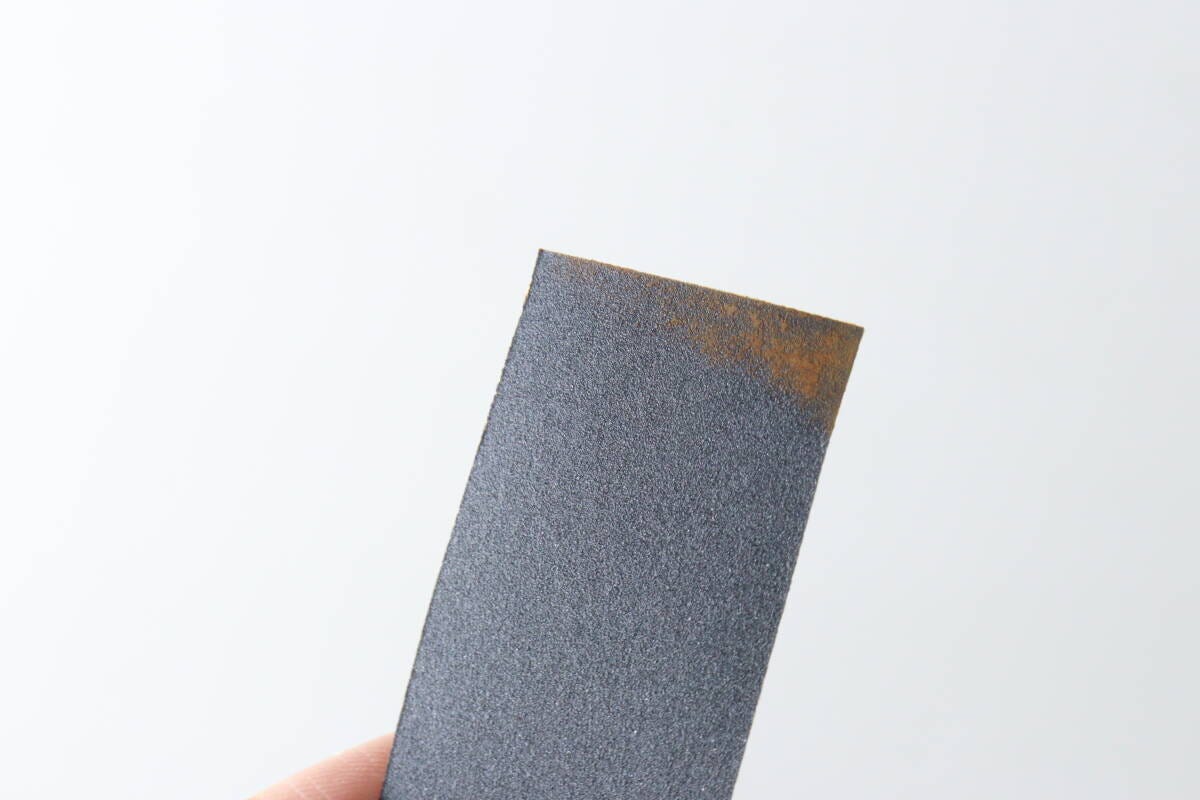 空研ぎで削りかすが付着し、目詰まりしているサンドペーパーのアップ 空研ぎで削りかすが付着し、目詰まりしているサンドペーパーのアップ