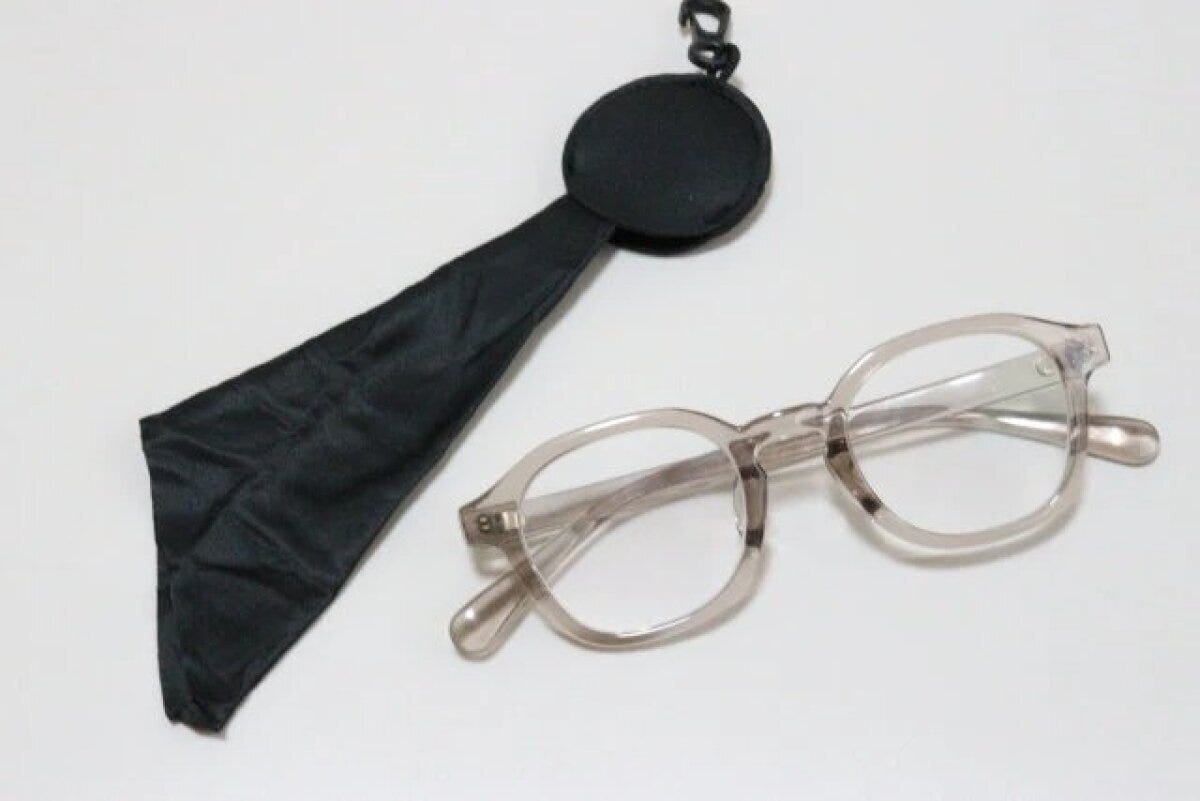 ダイソー　収納ポーチ付メガネ拭き　サイズ感