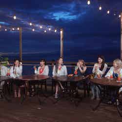 「サイパンワールドリゾート」の「サンセットビーチバー」/NiziU(C)Sony Music Labels Inc./JYP Entertainment.