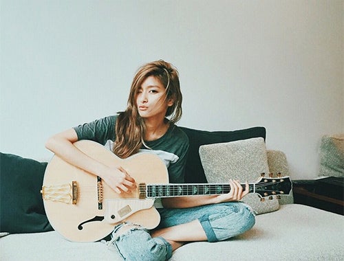 アコースティックギターを購入／ローラInstagramより