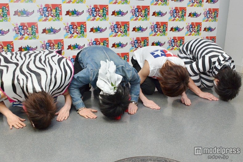 ライブ前に土下座し、謝罪する姿を見せたゴールデンボンバー（左から）喜屋武豊、歌広場淳、鬼龍院翔、樽美酒研二