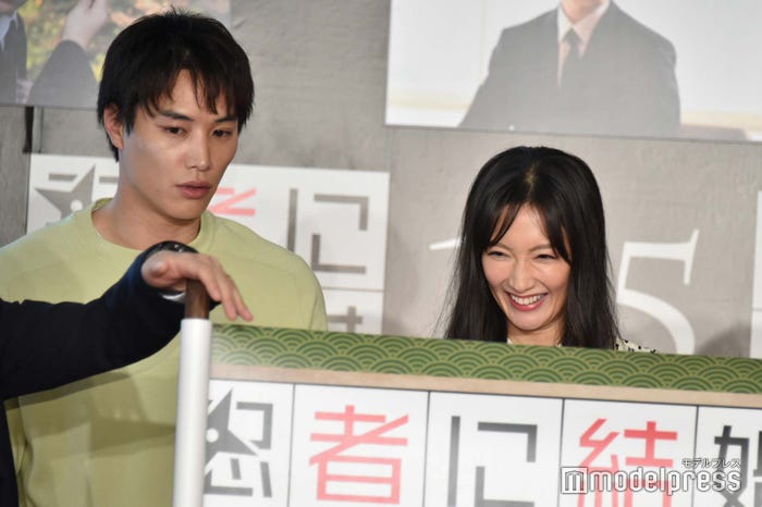 鈴木伸之、菜々緒 (C)モデルプレス