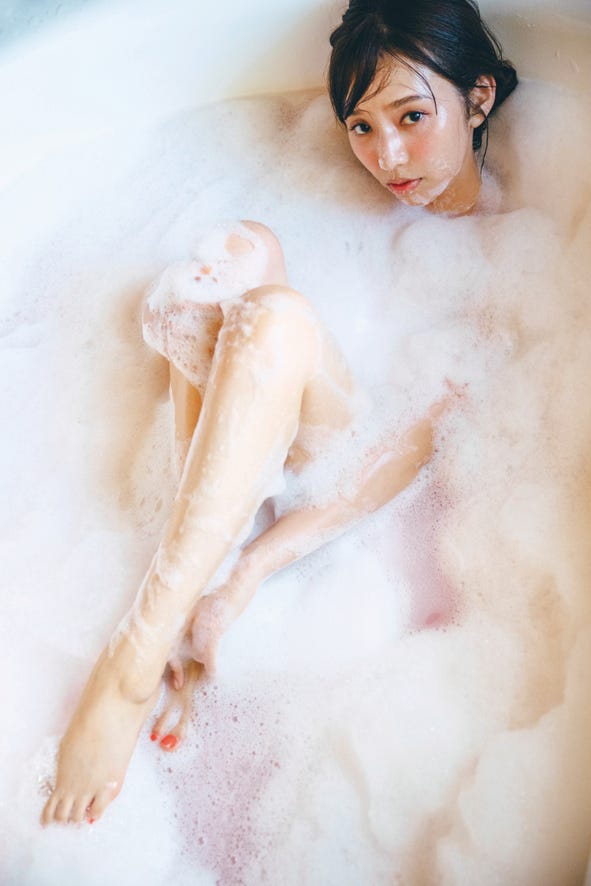 新内眞衣「夜が明けたら」より(C)撮影:東京祐(画像提供:小学館)