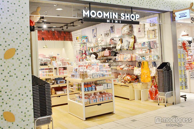 オープン直後のガランとした店内から…