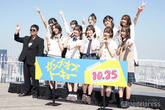 日向坂46四期生/(前列左から)熊切和嘉監督、小西夏菜実、藤嶌果歩、正源司陽子、渡辺莉奈、石塚瑶季(後列左から)平尾帆夏、竹内希来里、清水理央、宮地すみれ、山下葉留花(C)モデルプレス